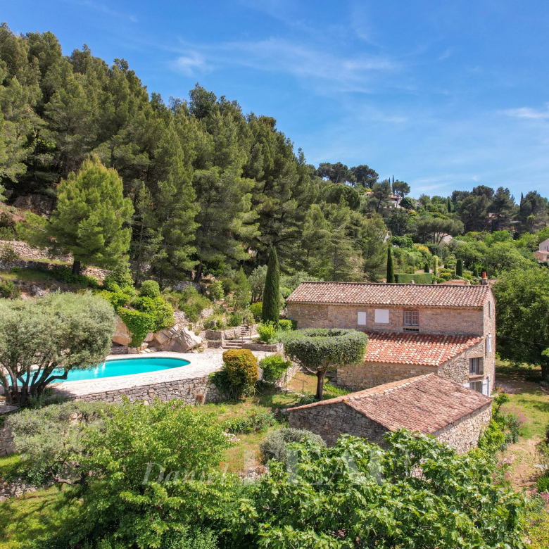 Mas d’exception au pied du Luberon.