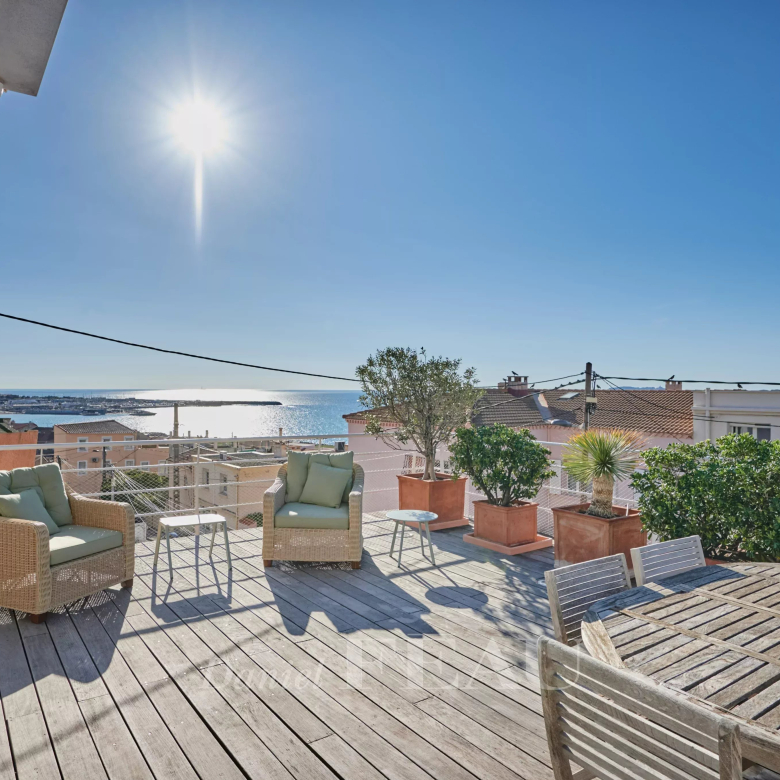 Marseille 8th arrondissement – ​​Architect-designed house in a gated community