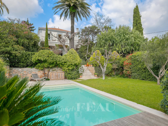 Sanary-sur-Mer – Maison de maître avec vue dominante et vue mer