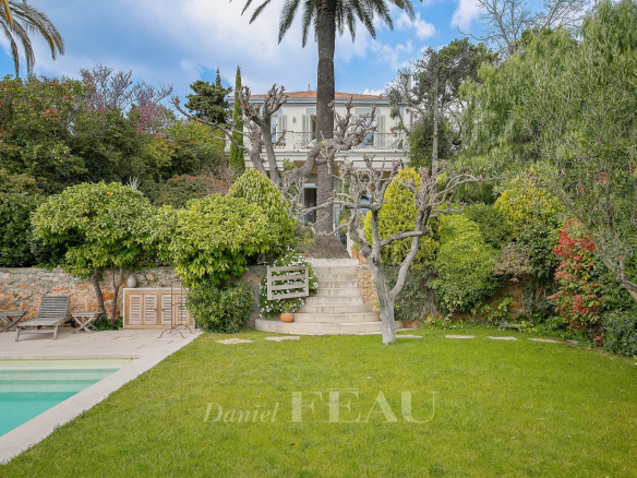 Sanary-sur-Mer – Manor house with commanding views and sea views