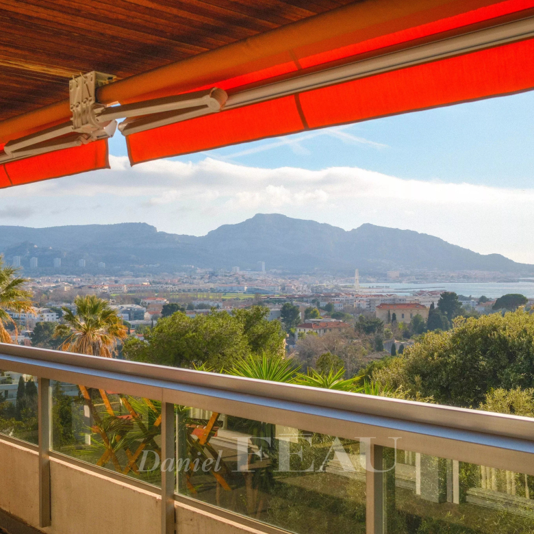 Tourrettes-sur-Loup : Charmante propriété avec vue mer panoramique