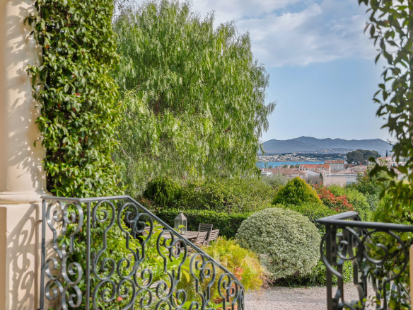 Sanary-sur-Mer – Maison de maître avec vue dominante et vue mer