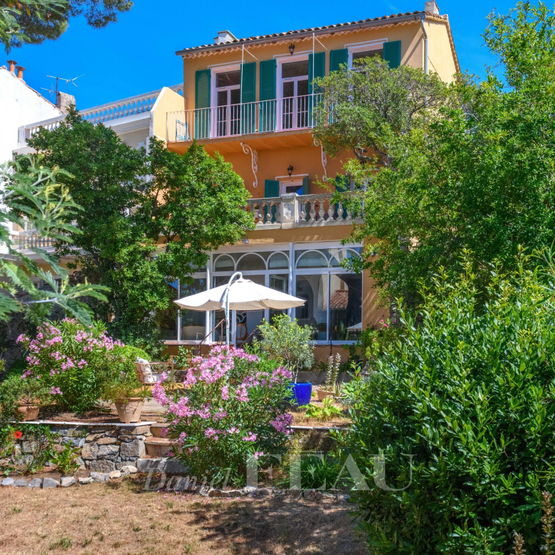 Cannes – Croisette – Elegant 3-room apartment facing the sea