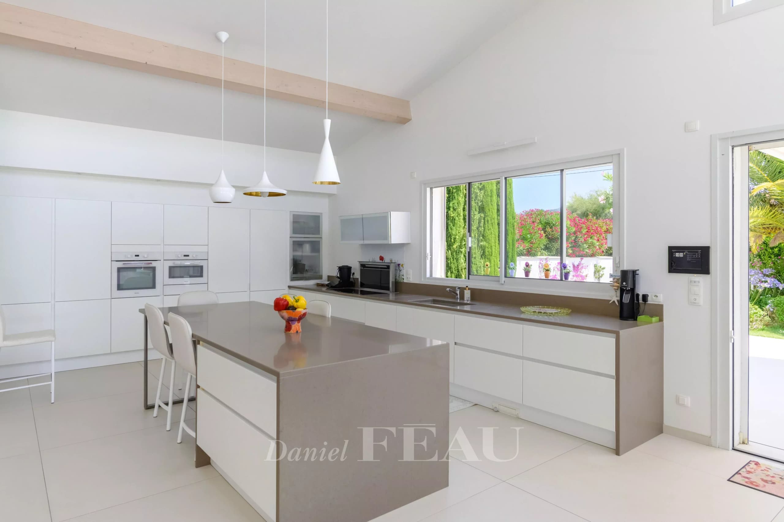 Cuisine moderne dans une villa contemporaine Intérieur d'une villa contemporaine avec cuisine moderne et îlot central à Saint-Cyr-sur-Mer.