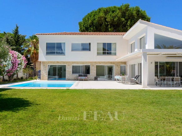 Villa contemporaine avec piscine à Saint-Cyr-sur-Mer, jardin paysager et façade moderne.