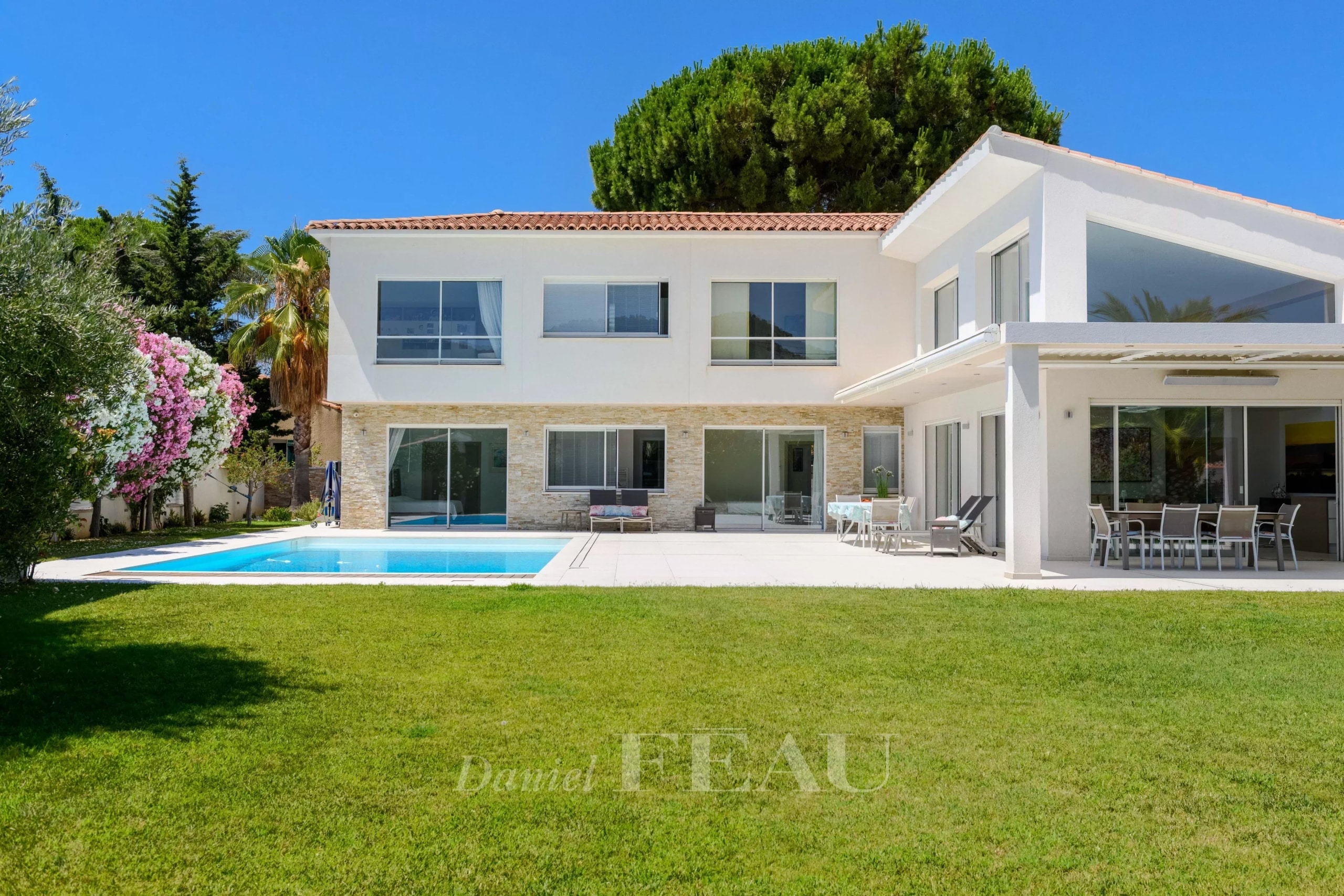 Villa contemporaine à Saint-Cyr-sur-Mer Villa contemporaine avec piscine à Saint-Cyr-sur-Mer, jardin paysager et façade moderne.