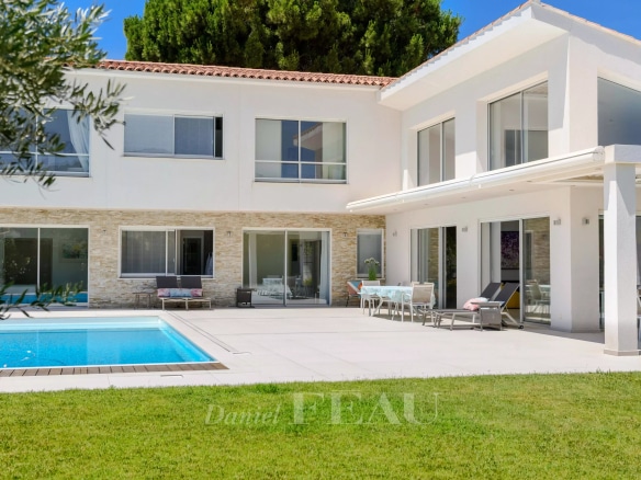 Villa contemporaine avec piscine à Saint-Cyr-sur-Mer, entourée d'un jardin paysager.