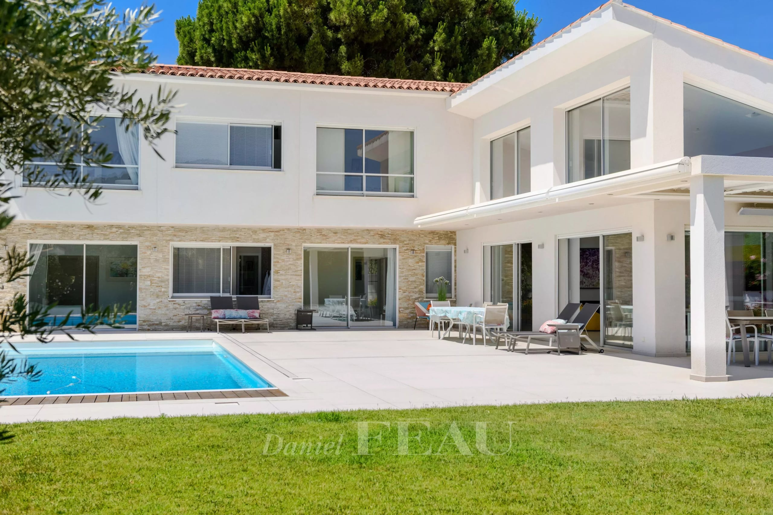 Villa contemporaine à Saint-Cyr-sur-Mer Villa contemporaine avec piscine à Saint-Cyr-sur-Mer, entourée d'un jardin paysager.