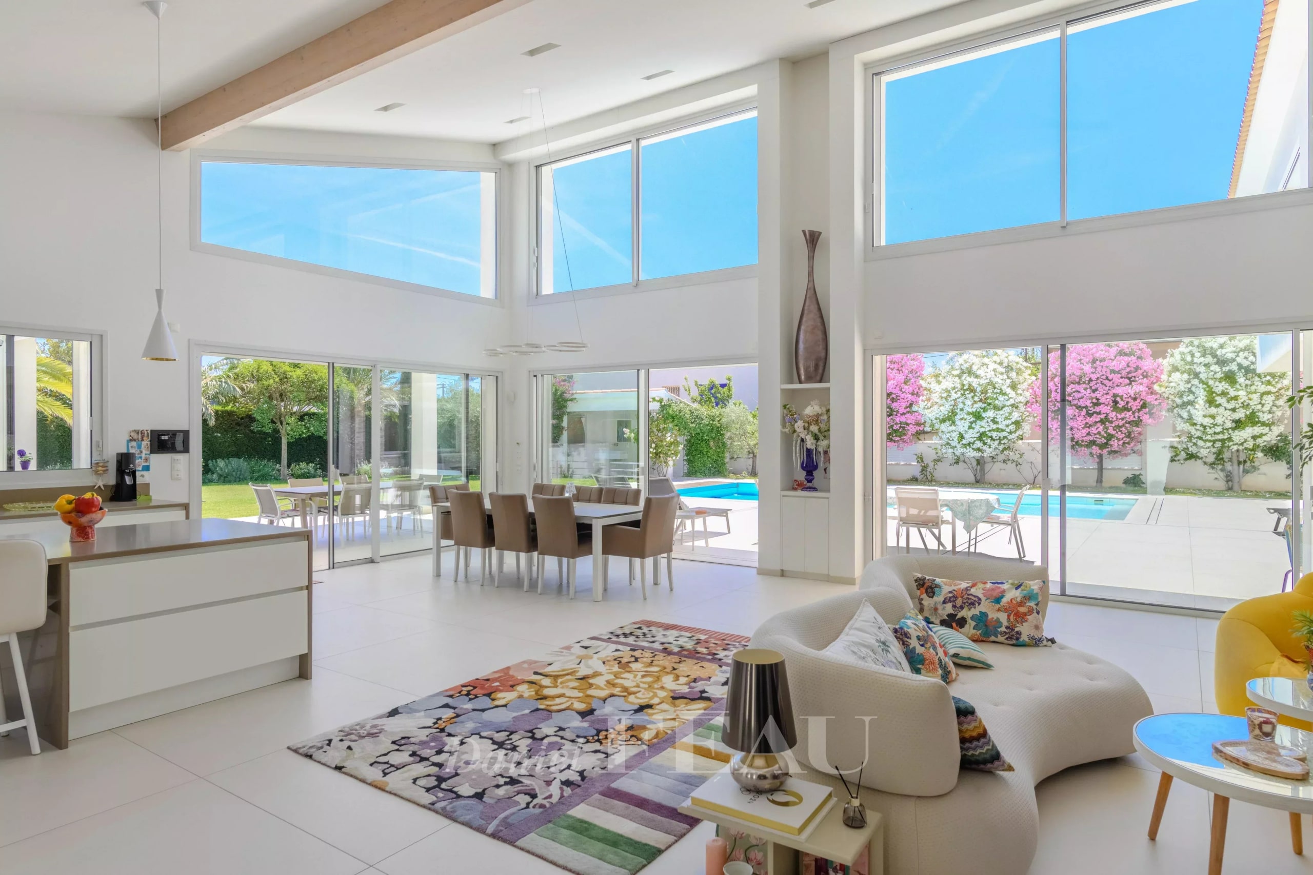 Intérieur d’une villa contemporaine à Saint-Cyr-sur-Mer Intérieur d'une villa contemporaine avec un grand séjour lumineux et une vue sur le jardin et la piscine.