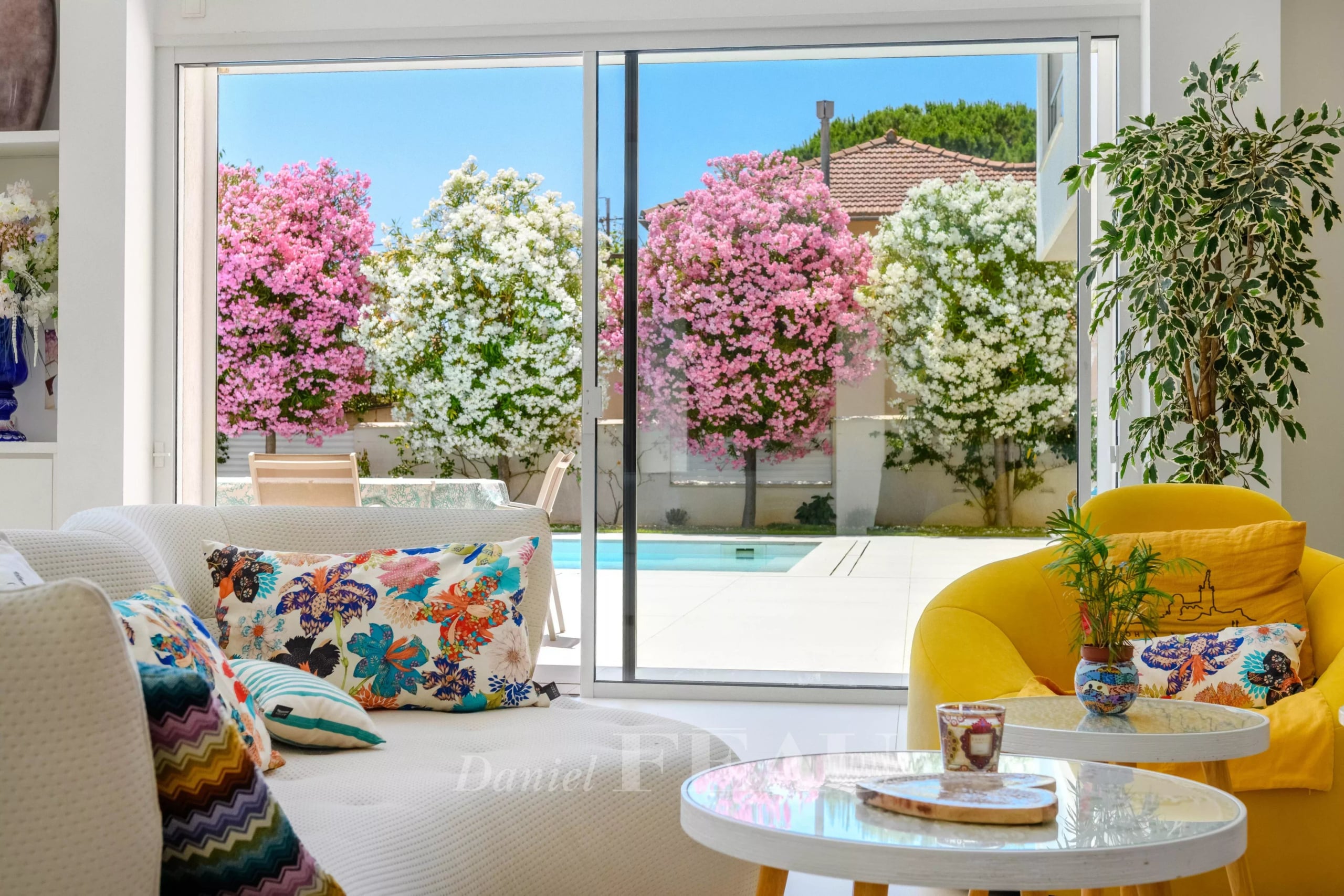 Intérieur d’une villa contemporaine à Saint-Cyr-sur-Mer Intérieur d'une villa contemporaine avec un séjour lumineux et vue sur des fleurs colorées.