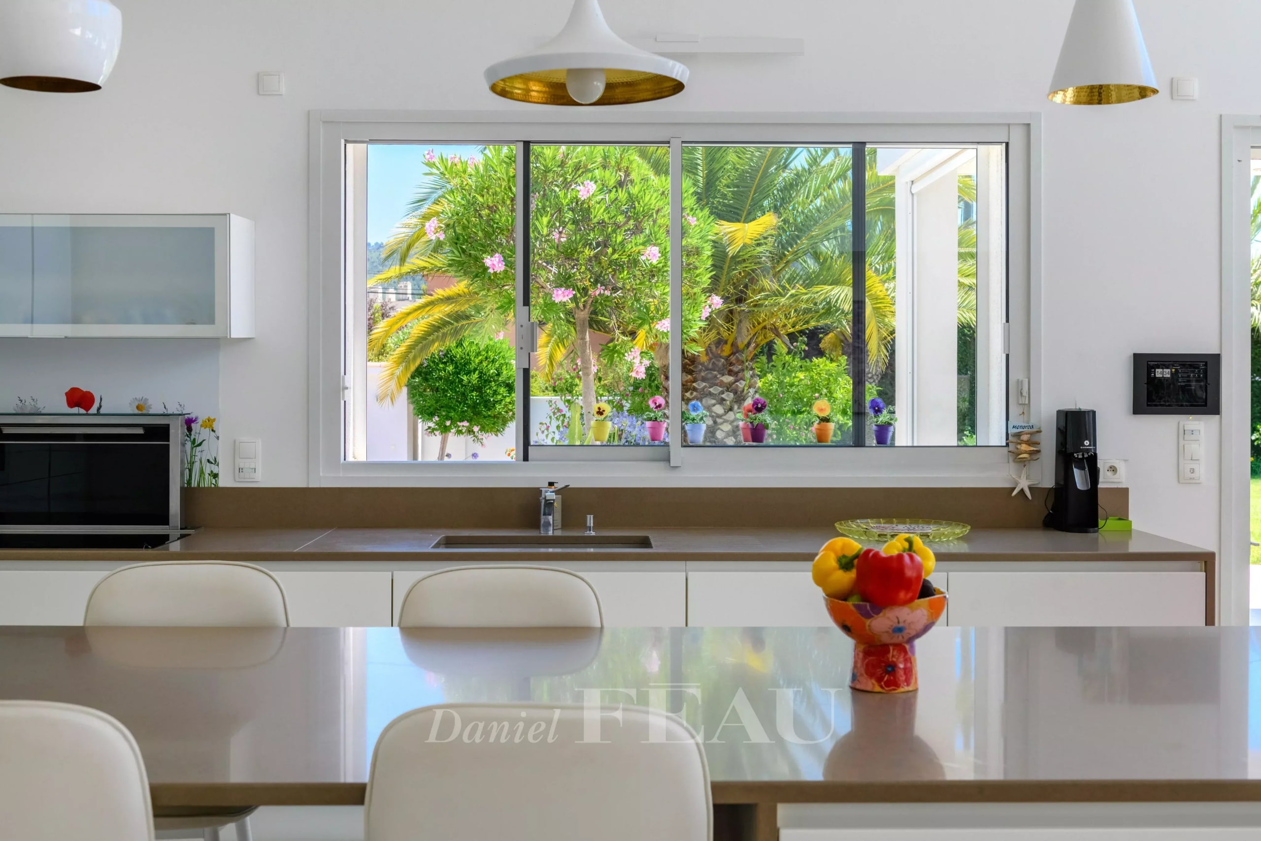 Intérieur d’une villa contemporaine Intérieur d'une villa contemporaine à Saint-Cyr-sur-Mer avec cuisine moderne et vue sur le jardin.