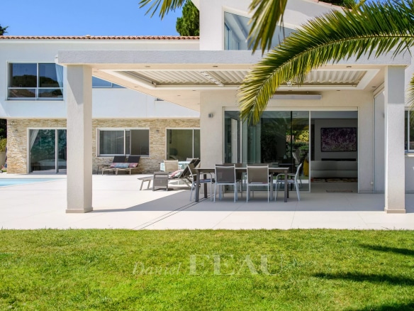 Villa contemporaine avec terrasse et piscine à Saint-Cyr-sur-Mer, Les Lecques.