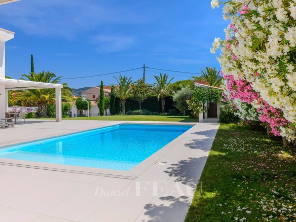 Villa contemporaine avec piscine à Saint-Cyr-sur-Mer, jardin paysager et ciel bleu.