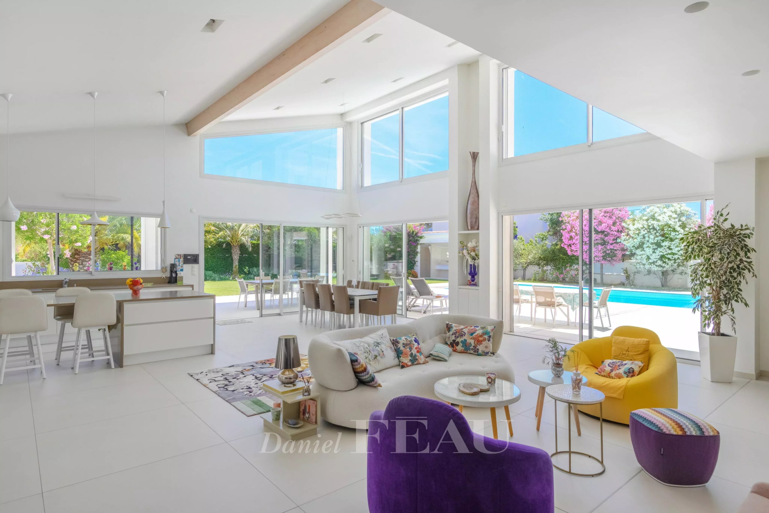 Villa contemporaine à Saint-Cyr-sur-Mer Intérieur d'une villa contemporaine à Saint-Cyr-sur-Mer, avec un séjour lumineux et une vue sur la piscine.