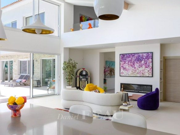 Intérieur d'une villa contemporaine à Saint-Cyr-sur-Mer avec un séjour lumineux et moderne.