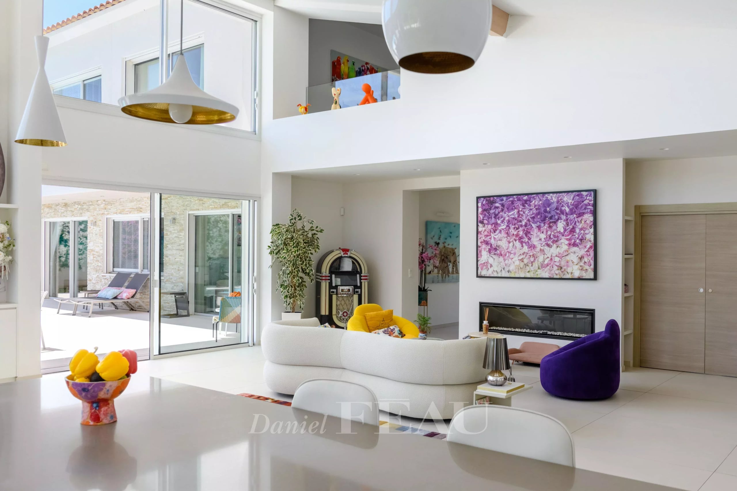 Intérieur d’une villa contemporaine Intérieur d'une villa contemporaine à Saint-Cyr-sur-Mer avec un séjour lumineux et moderne.