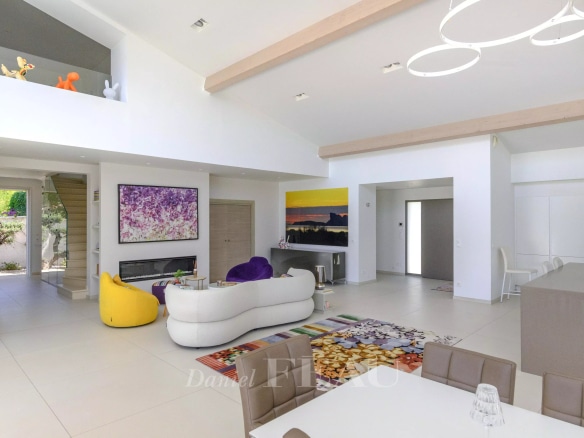 Intérieur d'une villa contemporaine à Saint-Cyr-sur-Mer avec séjour spacieux et cuisine moderne.