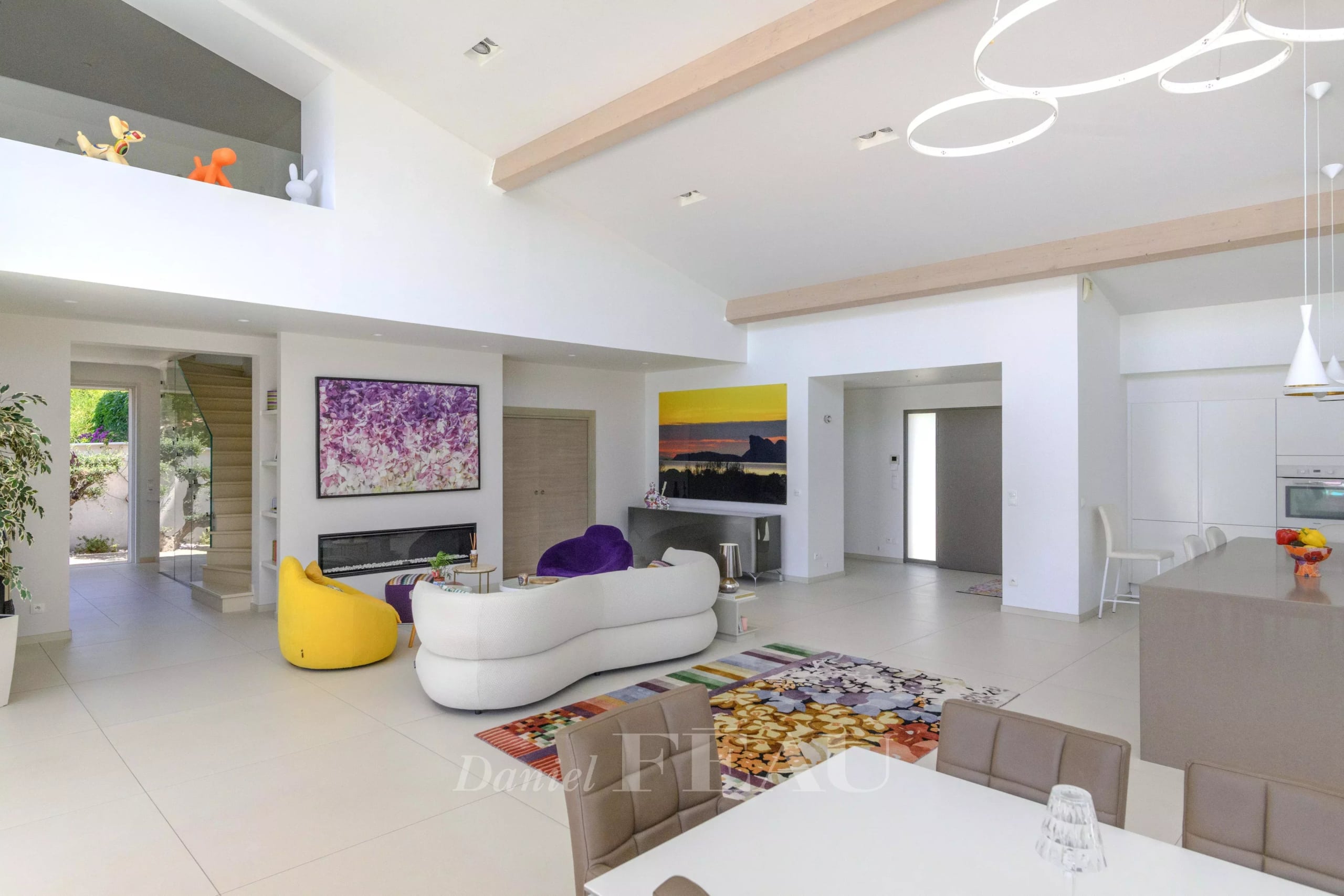 Intérieur d’une villa contemporaine Intérieur d'une villa contemporaine à Saint-Cyr-sur-Mer avec séjour spacieux et cuisine moderne.