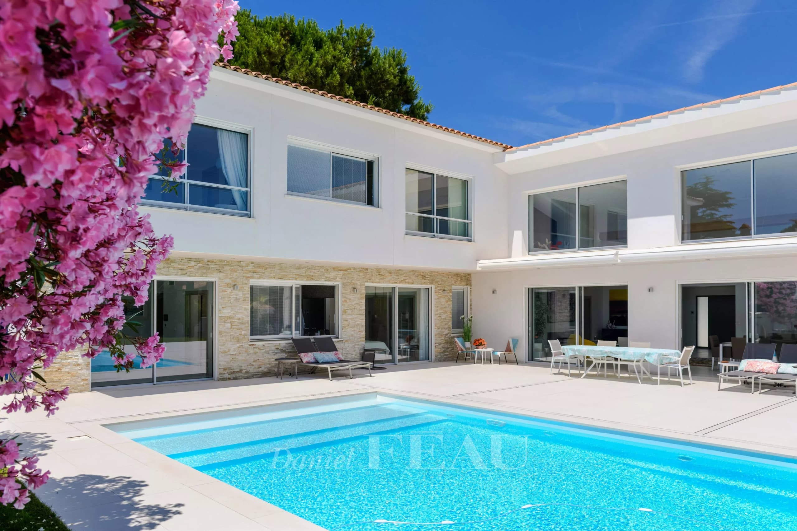 Villa contemporaine à Saint-Cyr-sur-Mer Villa contemporaine avec piscine à Saint-Cyr-sur-Mer, entourée de fleurs et de verdure.