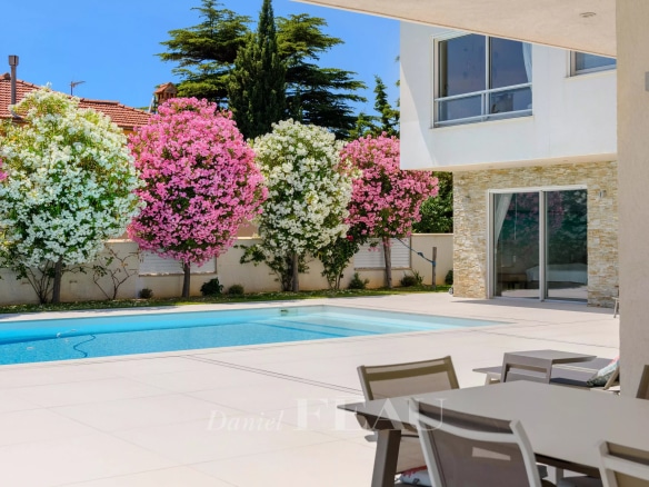 Villa contemporaine avec piscine et jardin fleuri à Saint-Cyr-sur-Mer.