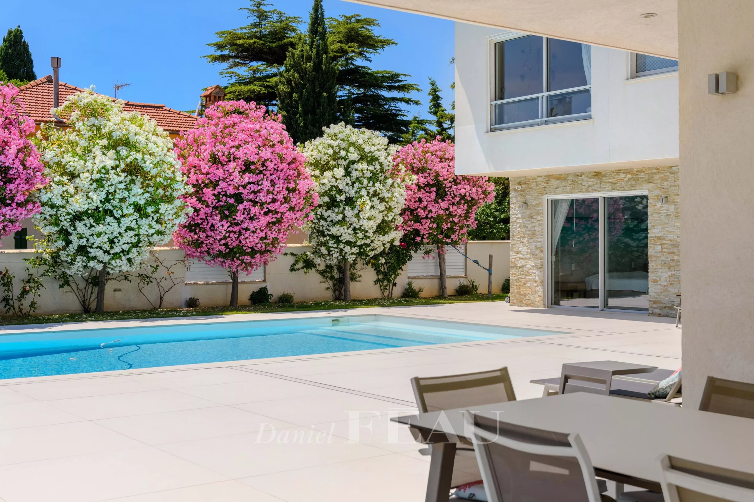 Villa contemporaine à Saint-Cyr-sur-Mer Villa contemporaine avec piscine et jardin fleuri à Saint-Cyr-sur-Mer.