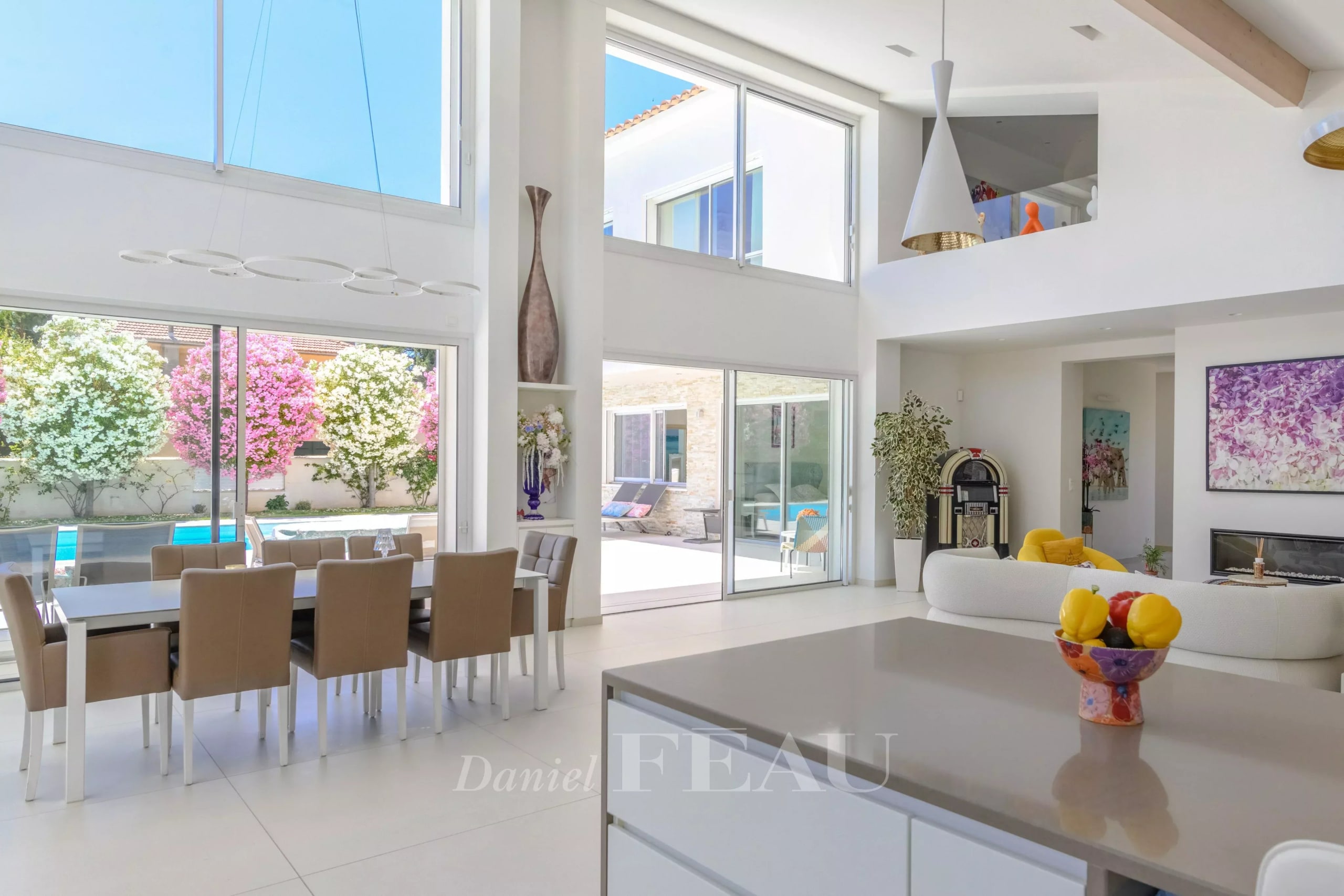 Intérieur d’une villa contemporaine Intérieur d'une villa contemporaine à Saint-Cyr-sur-Mer, avec un grand séjour lumineux et une cuisine ouverte.