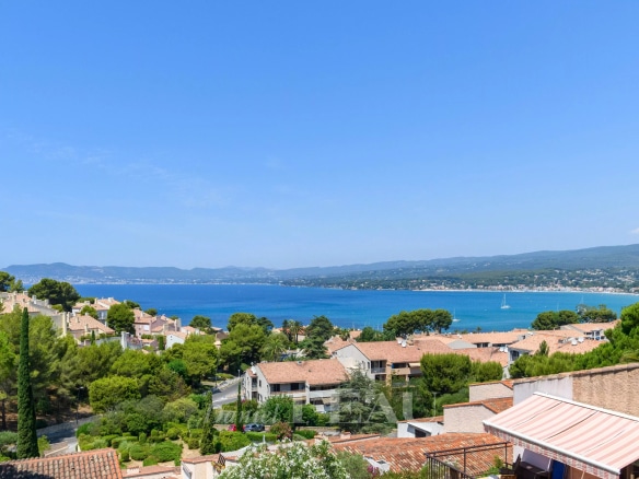 Vue panoramique sur la mer depuis une maison à Saint-Cyr-sur-Mer, quartier de la Madrague.