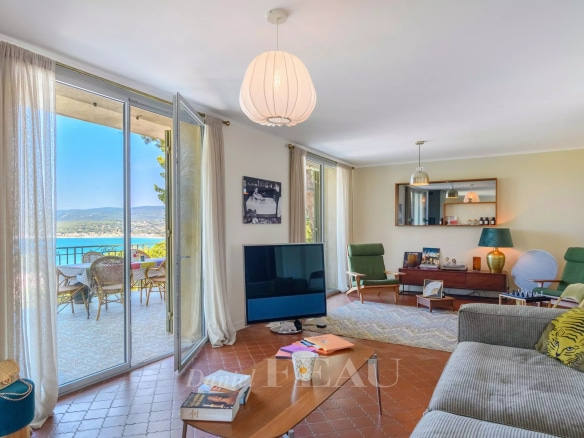 Intérieur d'une maison rénovée avec vue sur la mer, salon lumineux et moderne à Saint-Cyr-sur-Mer.