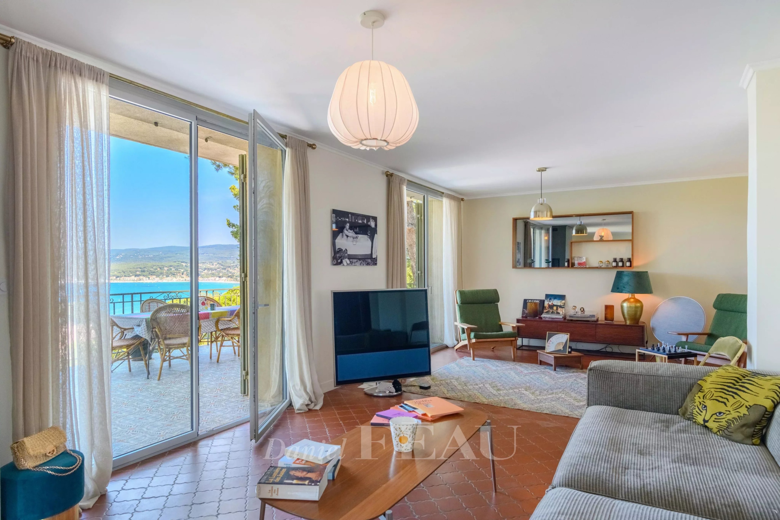 Intérieur d'une maison rénovée avec vue sur la mer, salon lumineux et moderne à Saint-Cyr-sur-Mer.