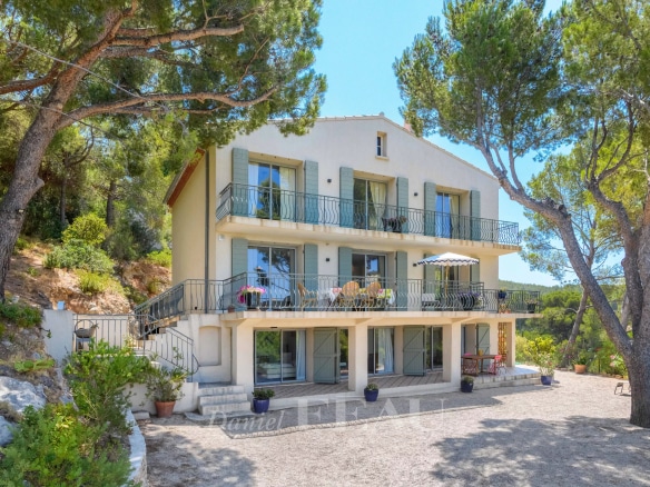 Maison rénovée avec vue mer à Saint-Cyr-sur-Mer, entourée de nature et de pins.