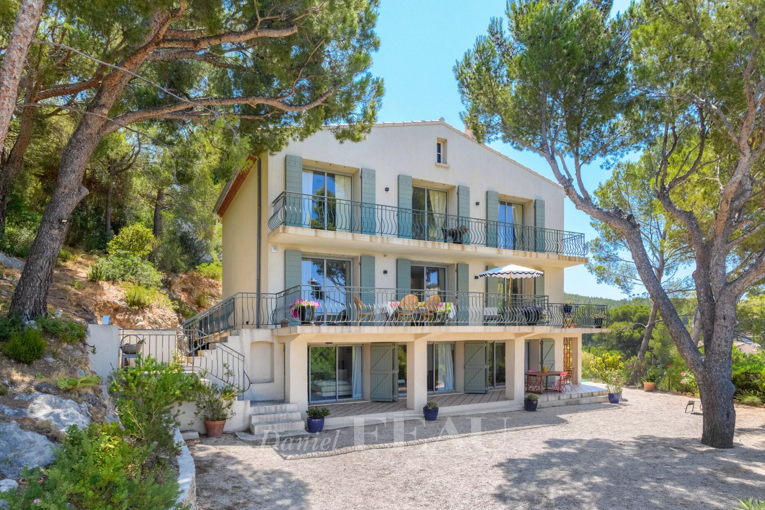 Maison rénovée avec vue mer à Saint-Cyr-sur-Mer, entourée de nature et de pins.
