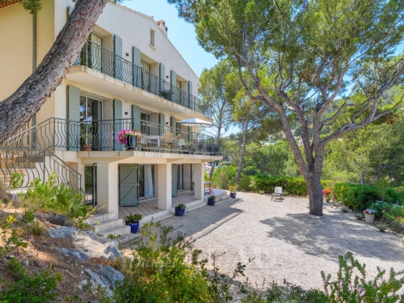 Maison rénovée avec vue sur la mer à Saint-Cyr-sur-Mer, entourée de nature.