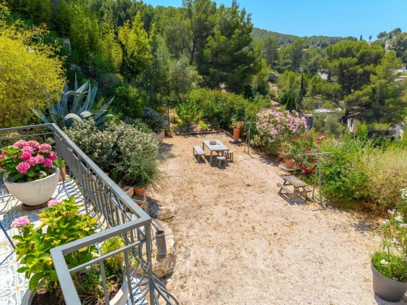 Jardin d'une maison rénovée avec vue sur la nature à Saint-Cyr-sur-Mer.
