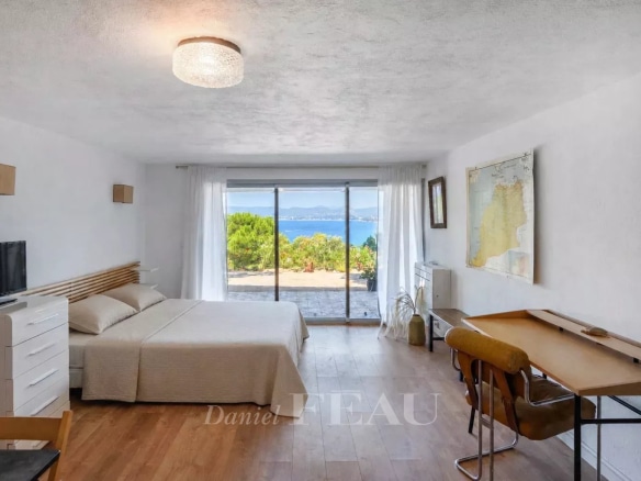 Chambre d'une maison rénovée avec vue sur la mer à Saint-Cyr-sur-Mer.