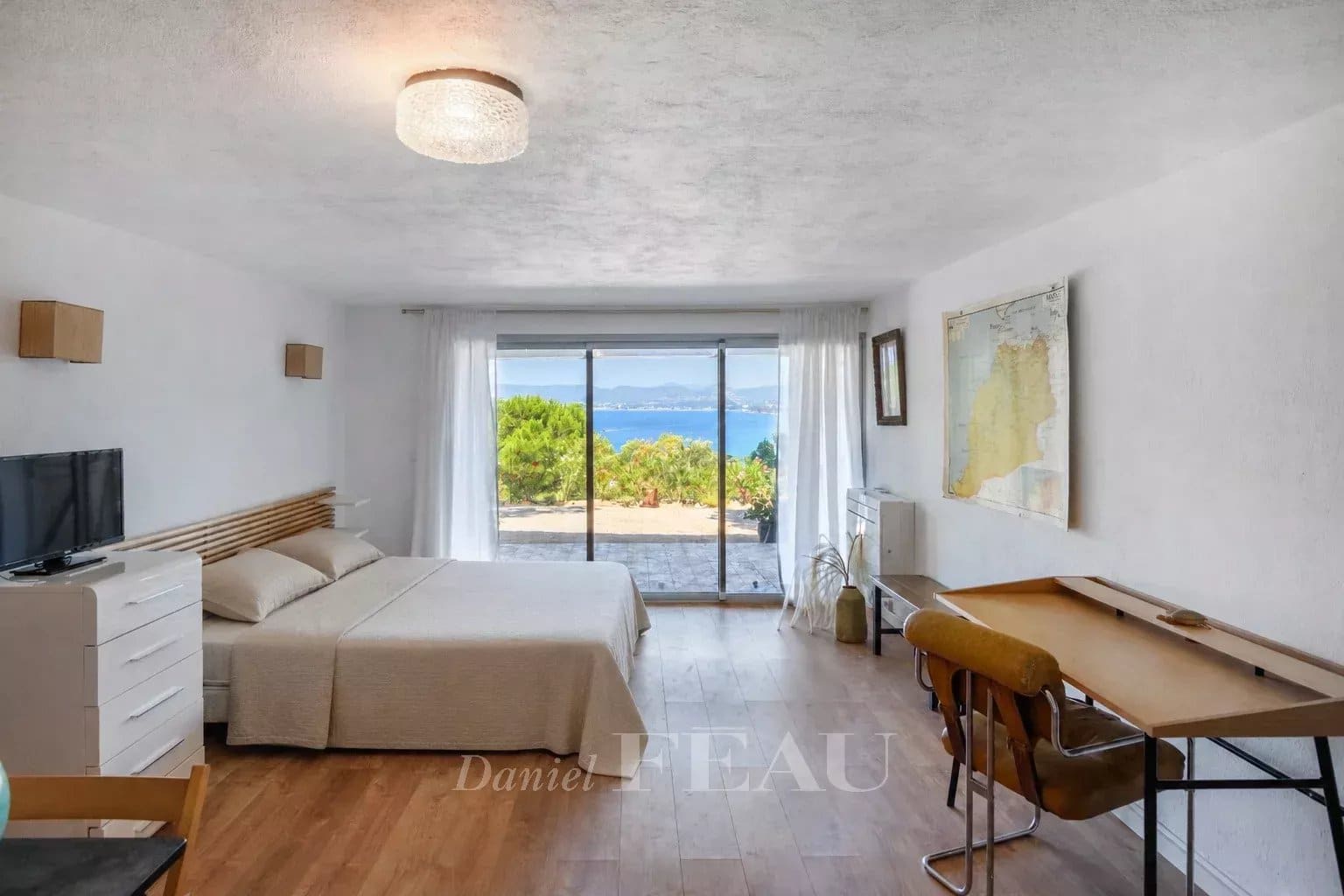 Chambre d'une maison rénovée avec vue sur la mer à Saint-Cyr-sur-Mer.