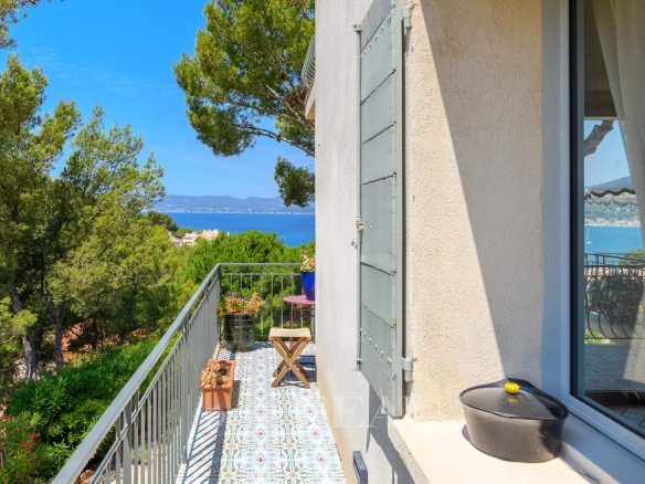 Maison rénovée avec vue sur la mer à Saint-Cyr-sur-Mer, balcon avec jardinière.