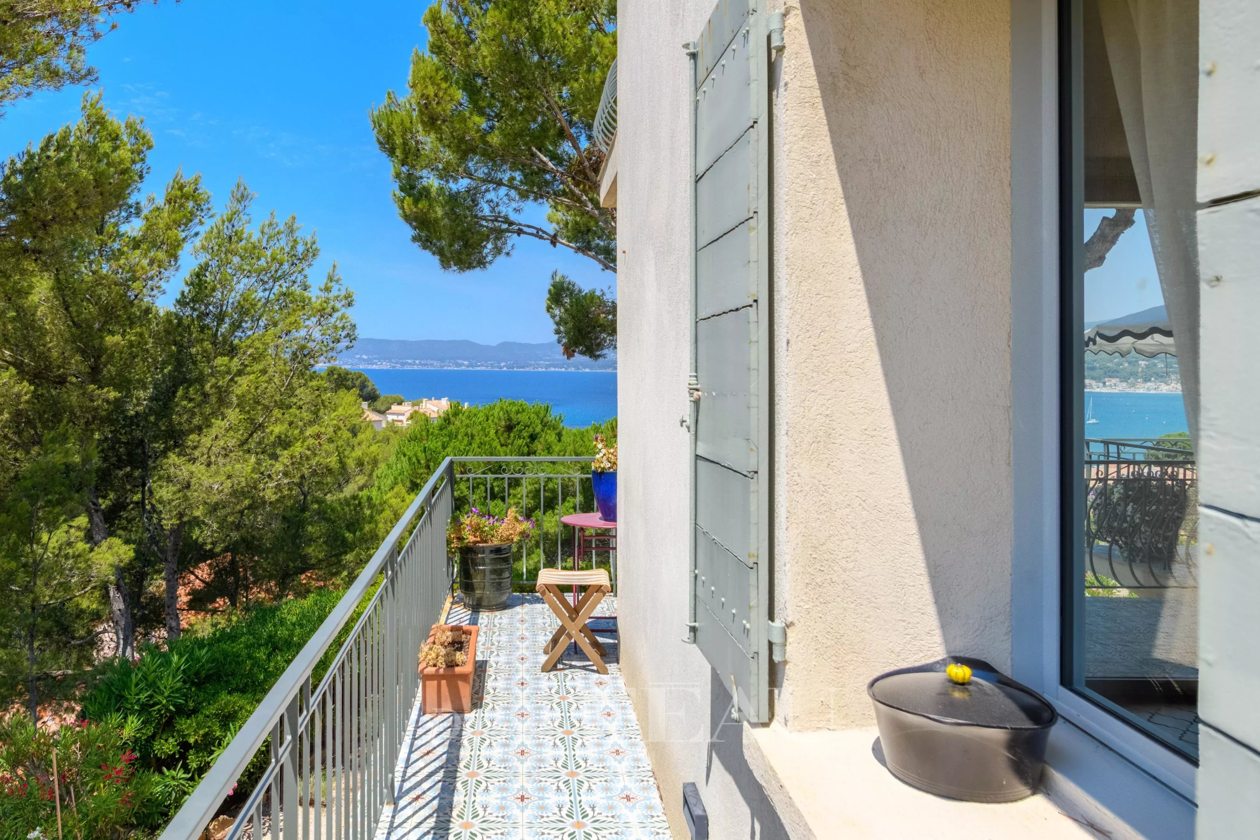 Maison rénovée avec vue sur la mer à Saint-Cyr-sur-Mer, balcon avec jardinière.