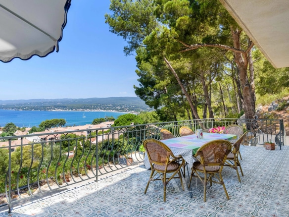 Terrasse d'une maison rénovée avec vue sur la mer à Saint-Cyr-sur-Mer, entourée de nature.