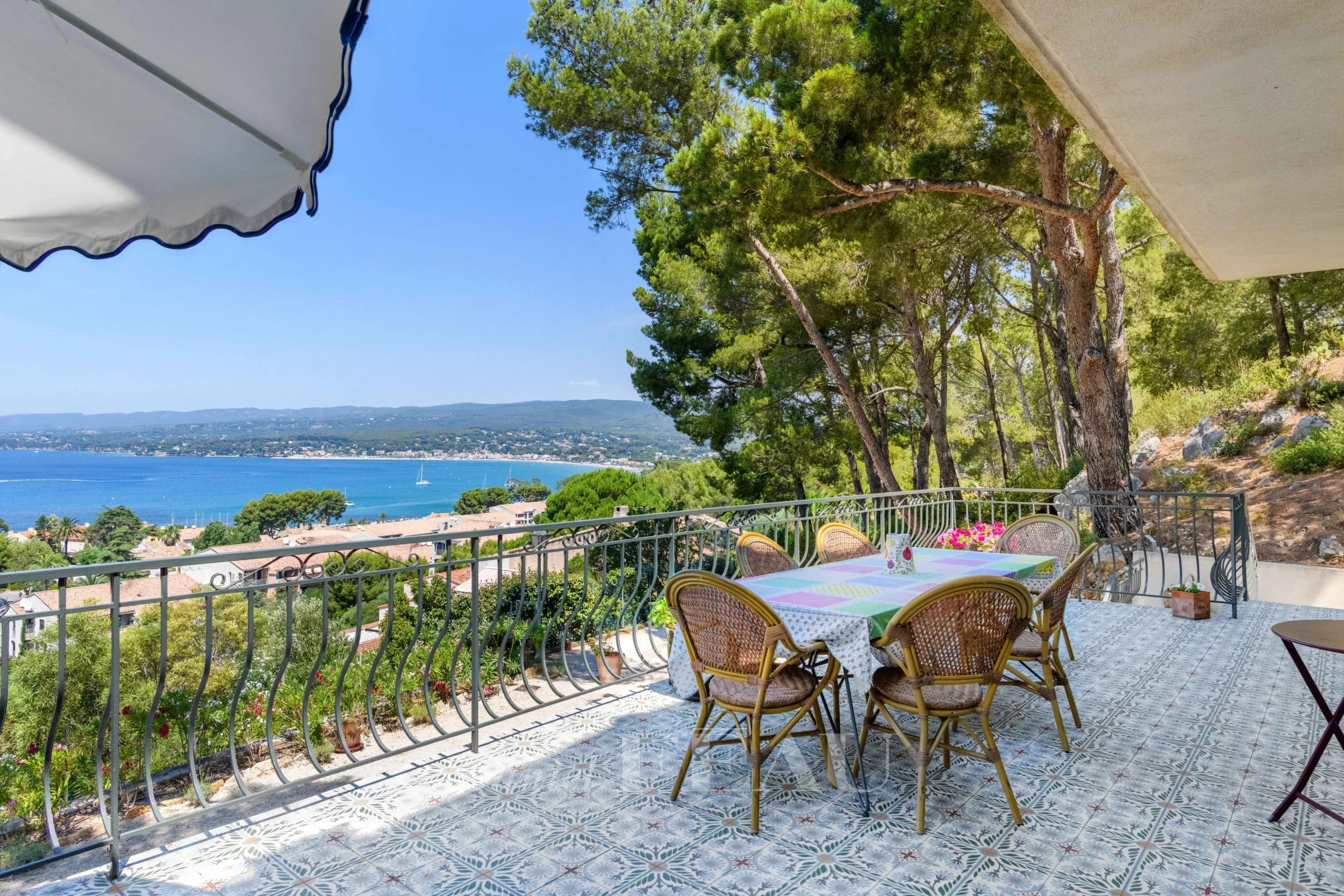 Terrasse d'une maison rénovée avec vue sur la mer à Saint-Cyr-sur-Mer, entourée de nature.