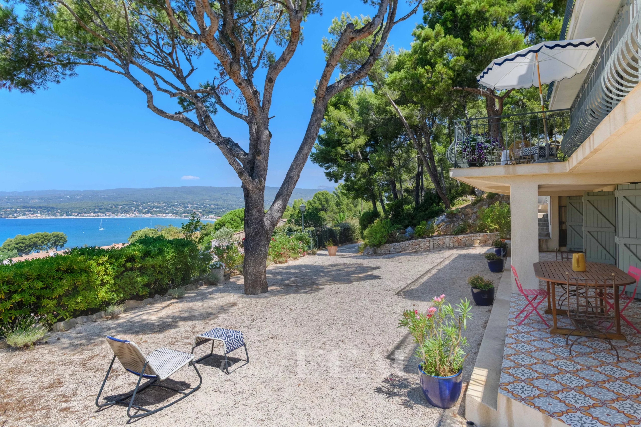 Maison rénovée avec vue sur la mer à Saint-Cyr-sur-Mer, entourée de nature.
