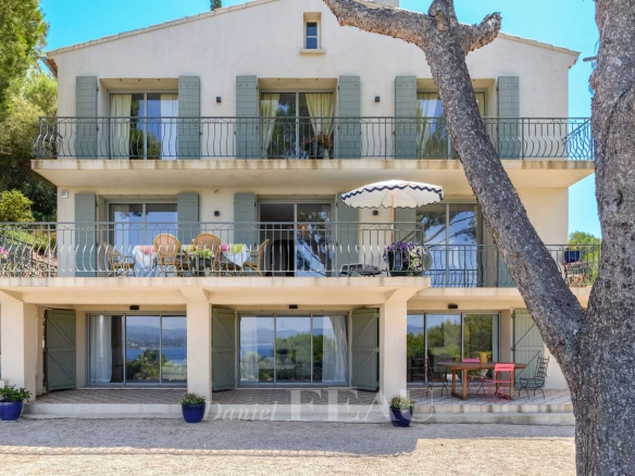 Maison rénovée avec vue mer à Saint-Cyr-sur-Mer, quartier de la Madrague, entourée de nature.