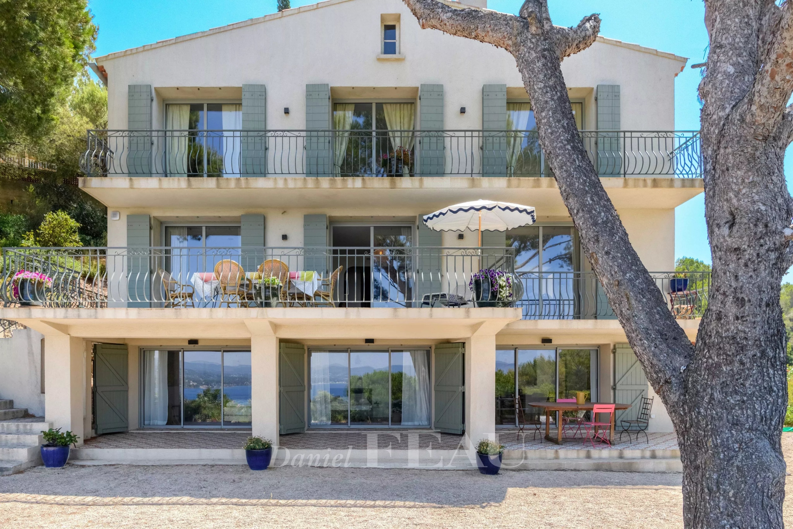 Maison rénovée avec vue mer à Saint-Cyr-sur-Mer, quartier de la Madrague, entourée de nature.