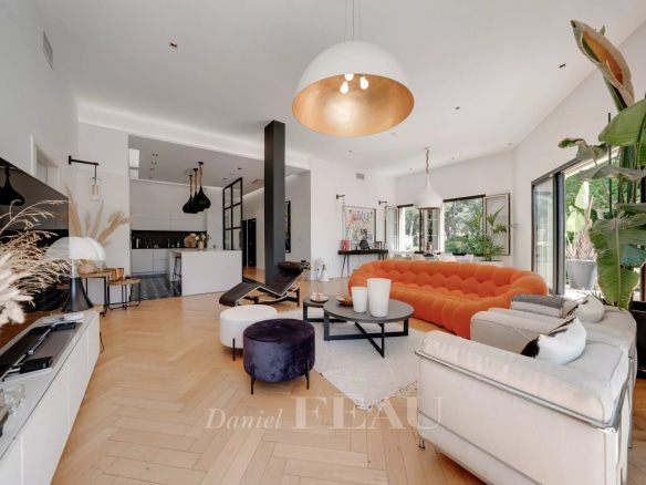 Intérieur d'un appartement de réception à Marseille 9ème, avec un salon lumineux et une cuisine ouverte.