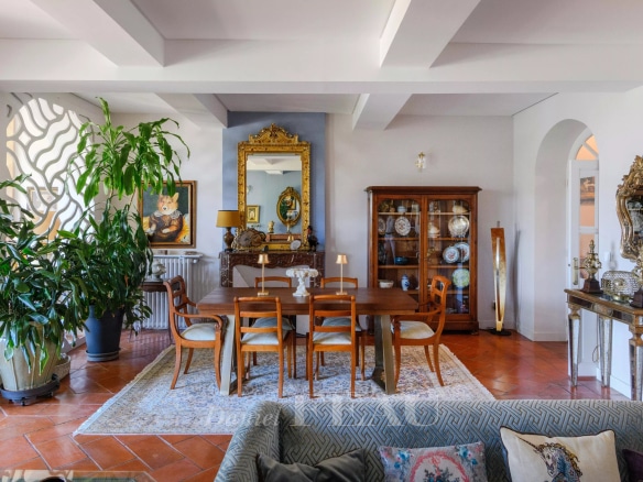 Intérieur d'une maison de ville à Toulon, avec salle à manger élégante et décoration raffinée.