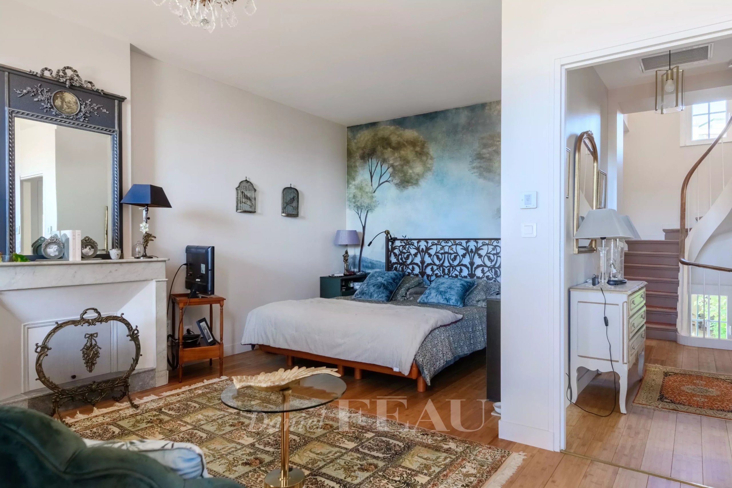 Intérieur d'une maison de ville à Toulon avec un salon et une chambre élégante.