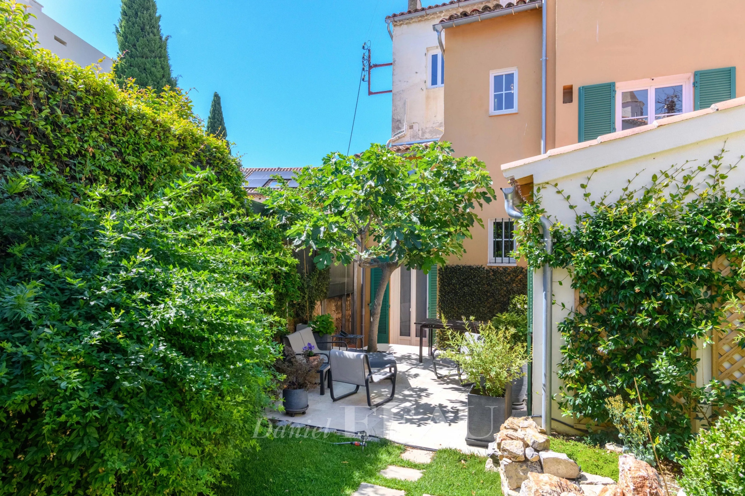 Jardin d'une maison de ville rénovée avec des plantes et des espaces de détente à Toulon Mourillon.
