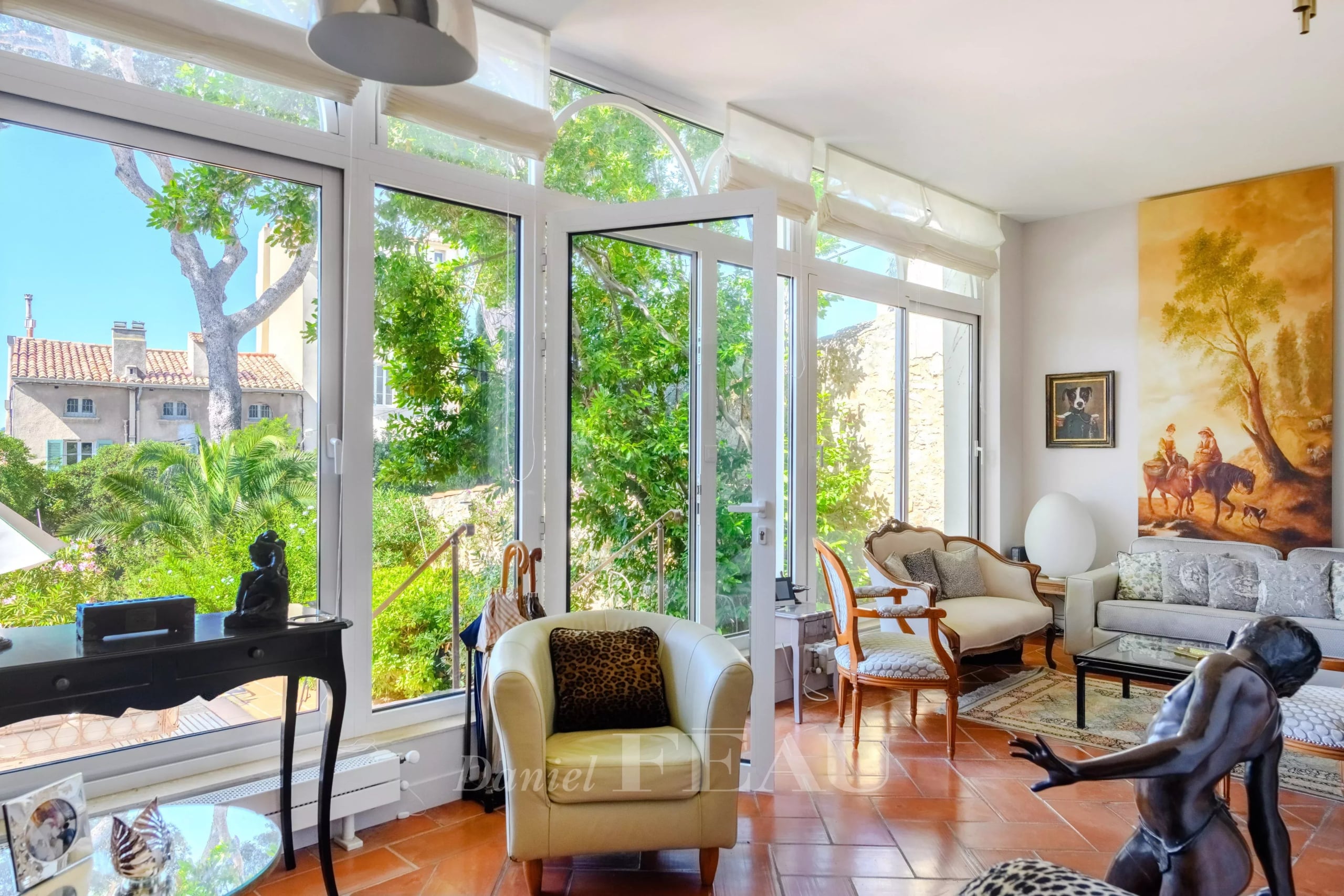 Intérieur d'une maison de ville à Toulon avec de grandes fenêtres et un décor élégant.