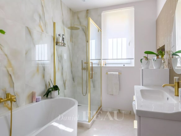 Salle de bain moderne avec baignoire, douche en verre et décor en marbre