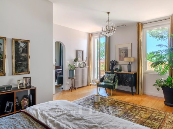 Chambre lumineuse avec décoration élégante et plantes, maison de ville à Toulon.