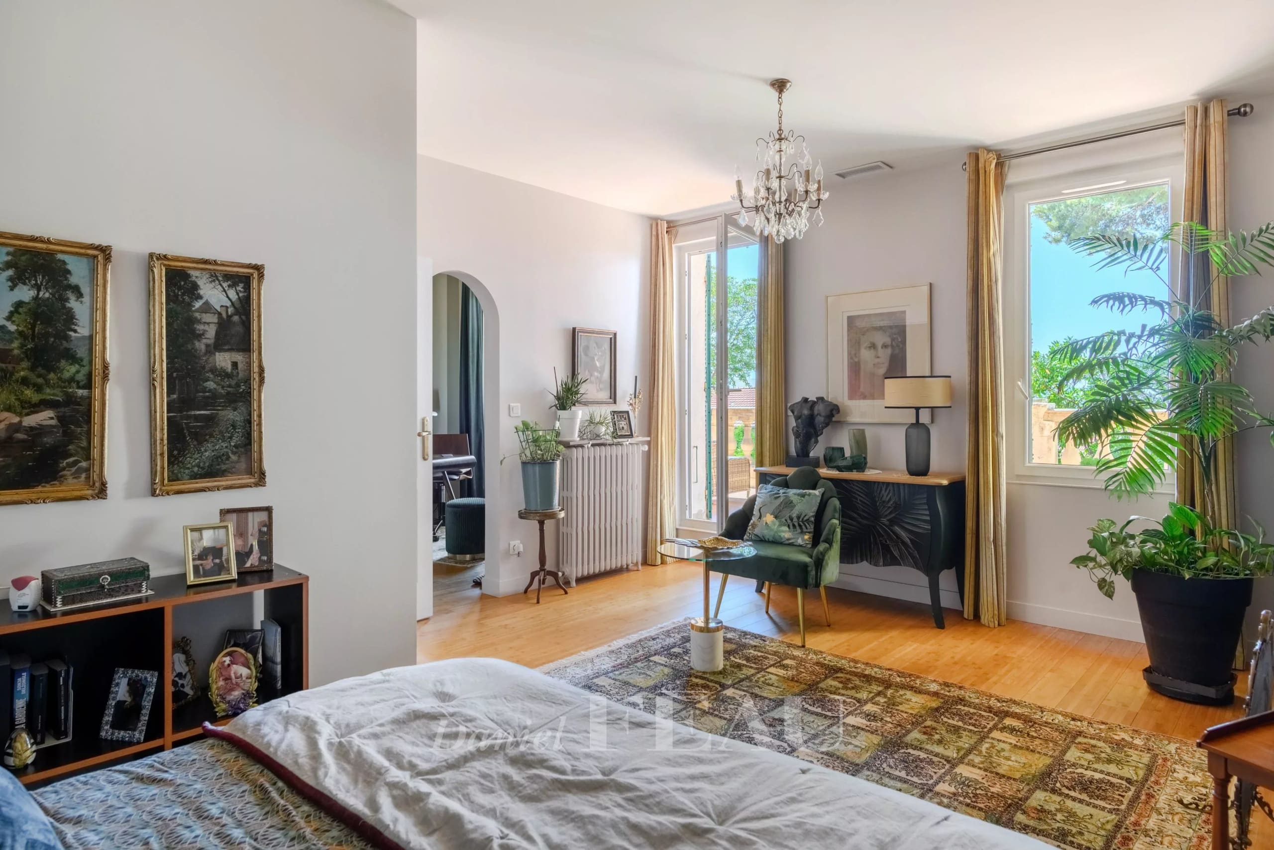 Chambre lumineuse avec décoration élégante et plantes, maison de ville à Toulon.